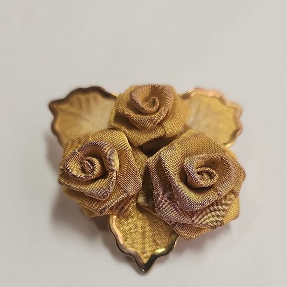 Vintage Triple Rose Leaves Mesh Gold Tone Brooch Pin - Picture 1 of 5